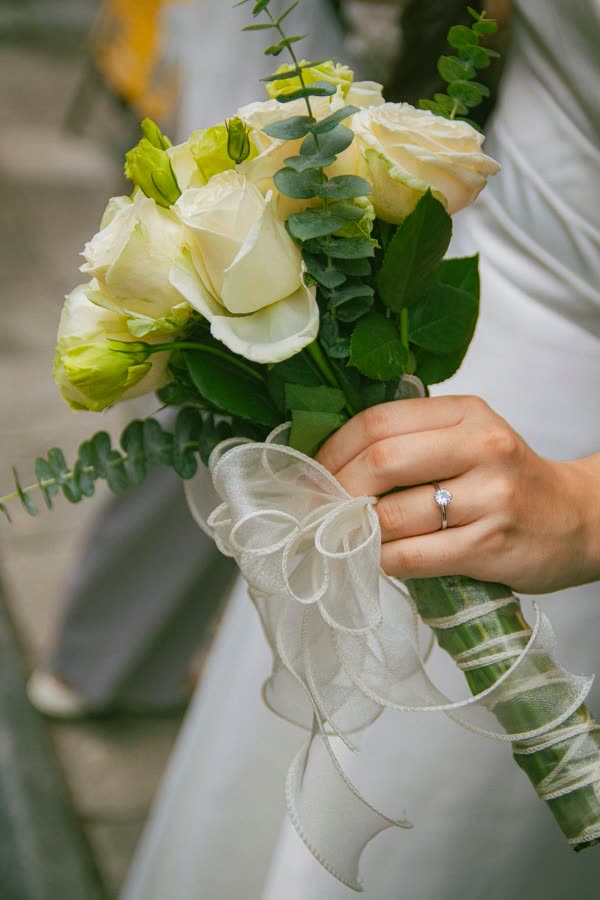 Buquê de rosas brancas com anel de noivado